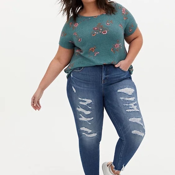 TORRID CREW TEE - WAFFLE-KNIT FLORAL PINE GREEN - Picture 2 of 8